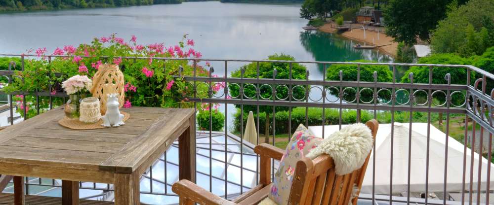 Seehotel Niedernberg - Das Dorf am See - Hotel-Außenansicht