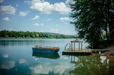 Boot im See, Quelle: Seehotel Niedernberg - Das Dorf am See
