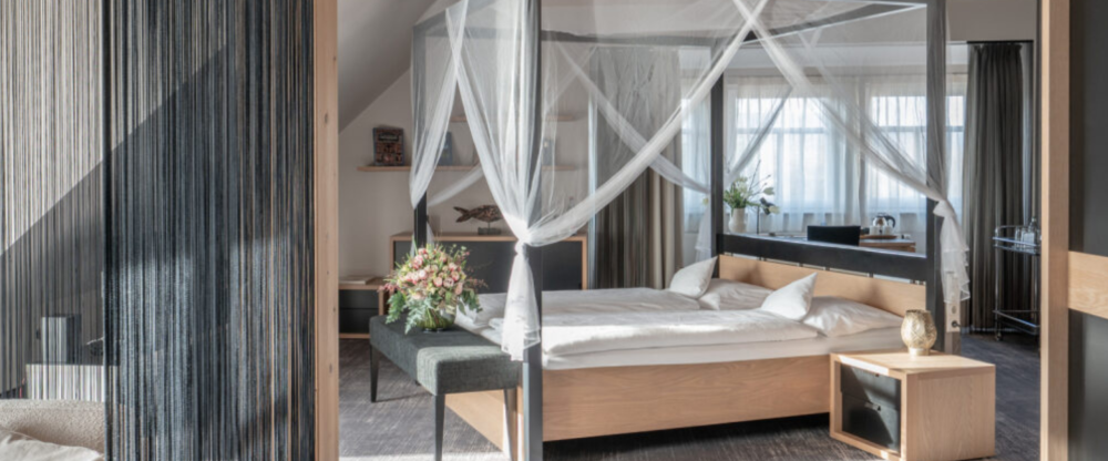 Direkt vom Bett aus genießen Sie einen atemberaubenden Blick über den See! Sie finden ausreichen Platz im Wohn- und Schlafbereich und verfügen über einen Balkon direkt über dem Wasser. Das Badezimmer ist großzügig mit einer Eckbadewanne, Dusche, Doppelwas