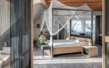 Direkt vom Bett aus genießen Sie einen atemberaubenden Blick über den See! Sie finden ausreichen Platz im Wohn- und Schlafbereich und verfügen über einen Balkon direkt über dem Wasser. Das Badezimmer ist großzügig mit einer Eckbadewanne, Dusche, Doppelwas
