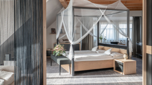 Direkt vom Bett aus genießen Sie einen atemberaubenden Blick über den See! Sie finden ausreichen Platz im Wohn- und Schlafbereich und verfügen über einen Balkon direkt über dem Wasser. Das Badezimmer ist großzügig mit einer Eckbadewanne, Dusche, Doppelwas