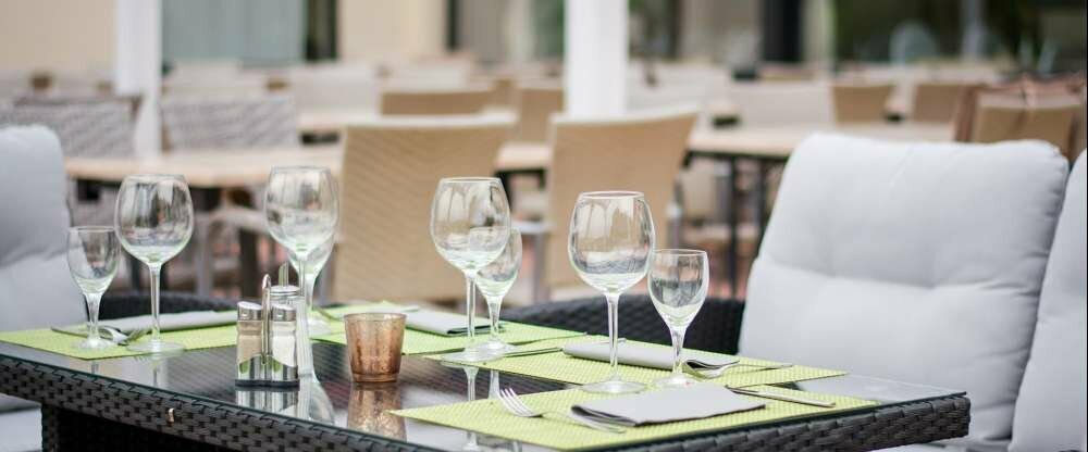 unsere Seeterrasse mit Blick auf den Schulsee