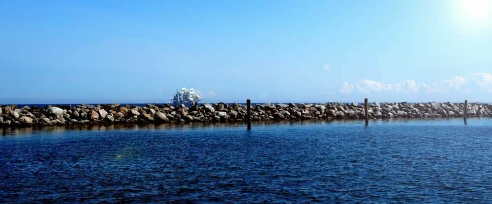Am weiten Horizont könnt ihr immer wieder große Segelschiffe vorbeifahren sehen. 