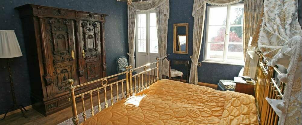 ...und wer sich wie Kaiserin fühlen möchte, wählt die originale Sisi -Suite. Ein golden schimmerndes Bett, lässt Sie erahnen, wie sich Kaiserin Elisabeth damals erholt hat.