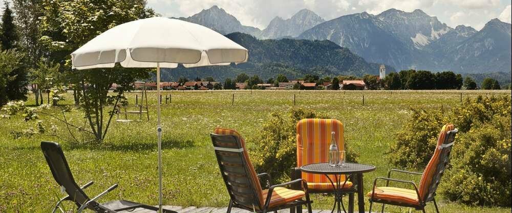 Von unserer Liegewiese aus genießen Sie einen unverbauten Blick auf die Allgäuer Alpen
