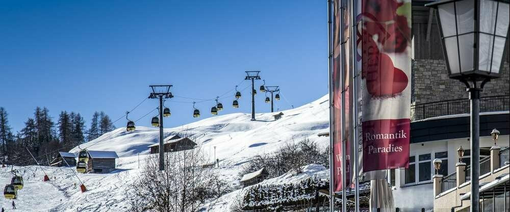 Direkt neben der Seilbahnstation und Skipiste
