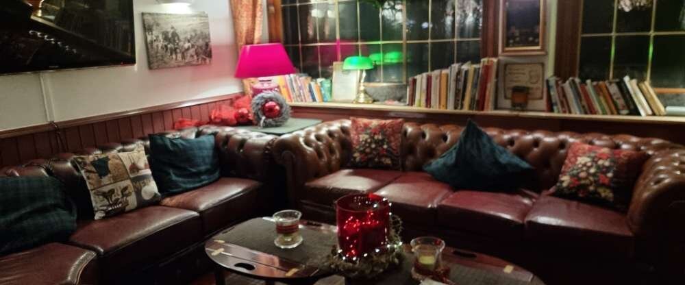 TV Ecke, Leseecke, Kaminbar und Lobby