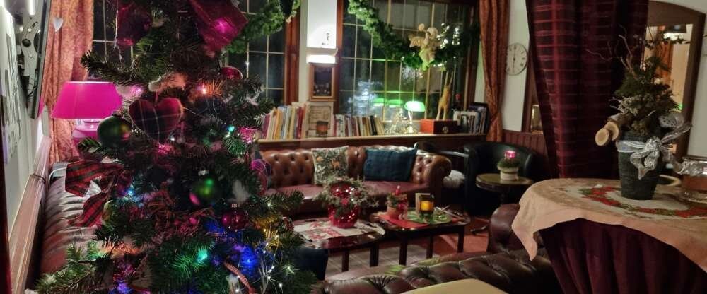 Gemütliche englische Kaminbar im SONNENHOF