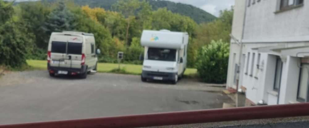 2 Plätze mit Stromanschluß. Gegen Gebühr!