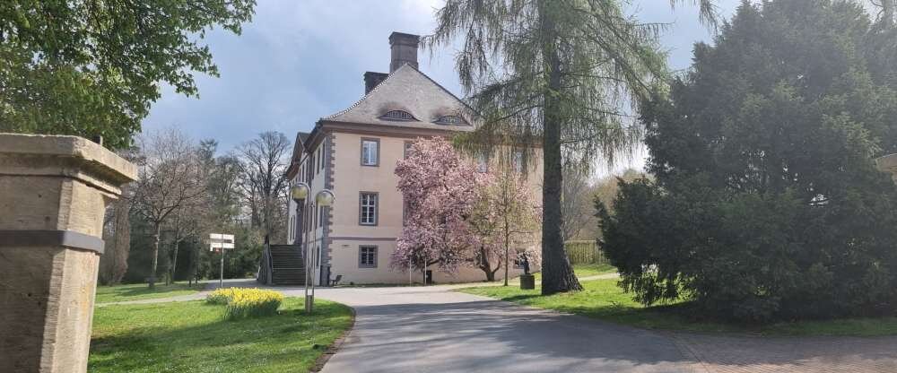 In der Umgebung zu Lügde: Das Parkschloß in Schieder, direkt am Emmerradweg