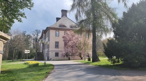 In der Umgebung zu Lügde: Das Parkschloß in Schieder, direkt am Emmerradweg