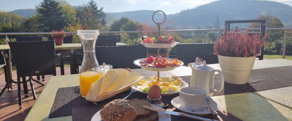 Sonnenhof - Frühstücken auf der Terrasse mit Panoramablick
