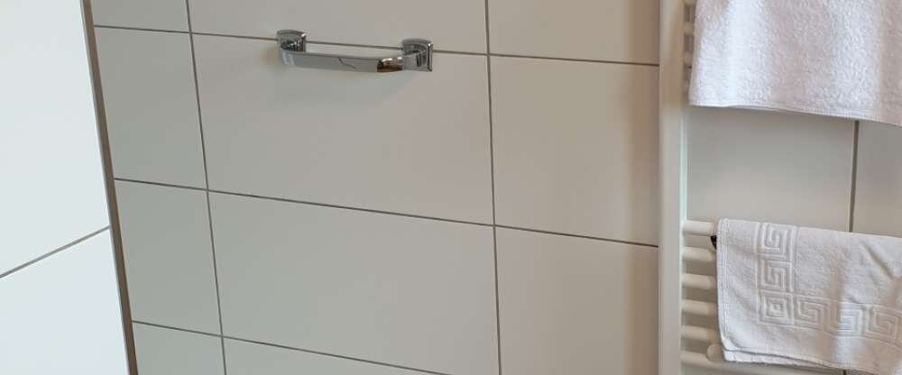 geräumiges Badezimmer mit ebenerdiger Dusche im Themenzimmer "TEutoburgerwald"