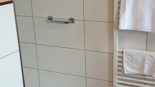 geräumiges Badezimmer mit ebenerdiger Dusche im Themenzimmer "TEutoburgerwald"