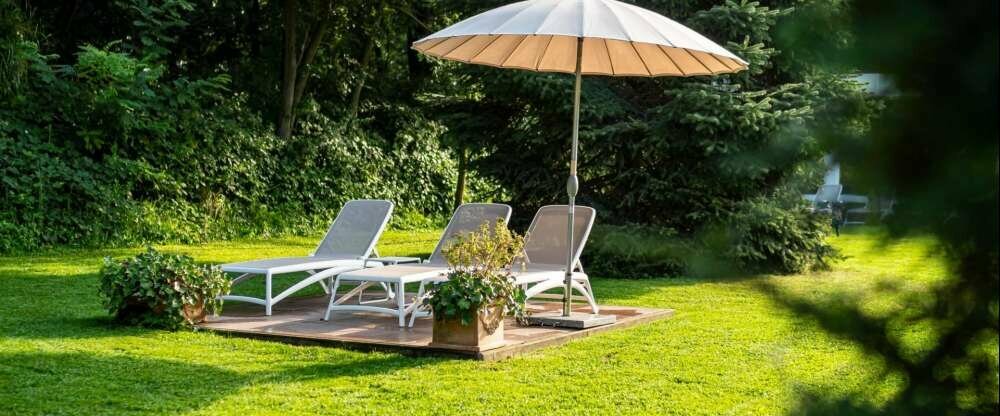 Sonnenliegen im Saunapark