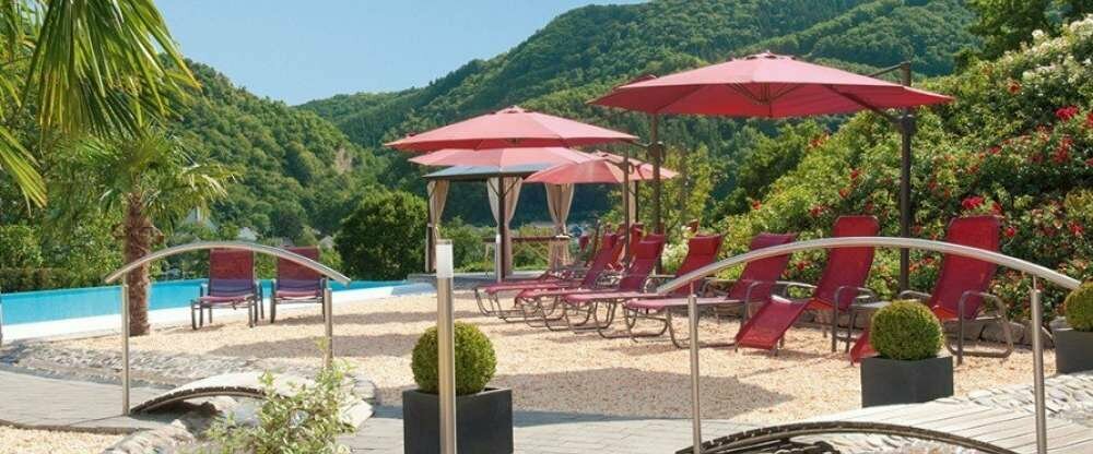 Sonnenliegen und Außenpool