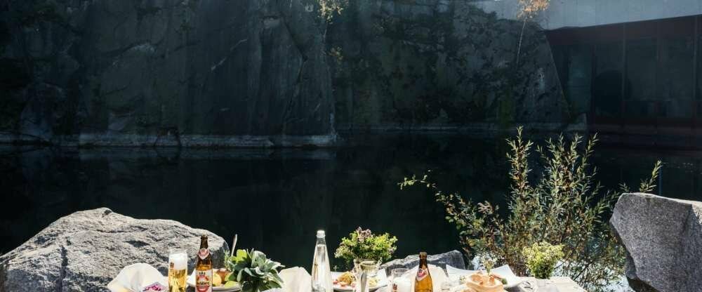 gedeckter Tisch mit Speisen 