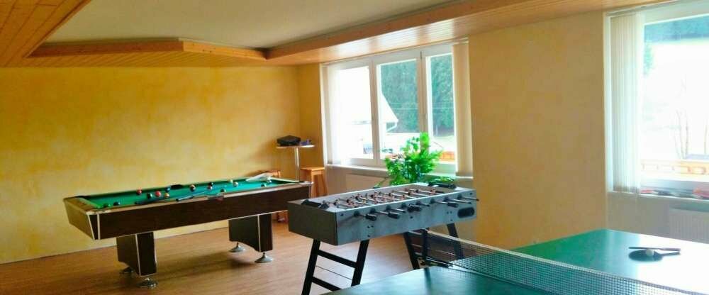 mit Billiard, Tischtennis, Kicker und Dart