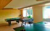 mit Billiard, Tischtennis, Kicker und Dart