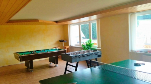 mit Billiard, Tischtennis, Kicker und Dart