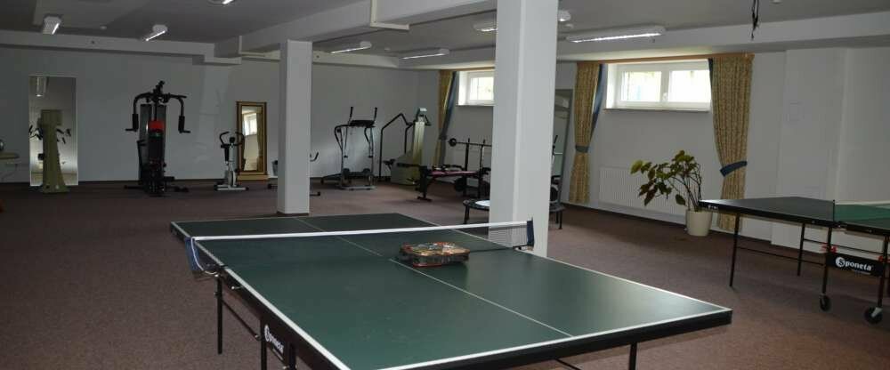Sportraum mit Tischtennis