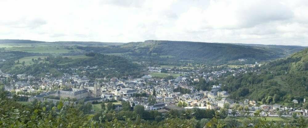 Echternach ist die älteste Stadt Luxemburgs.Eine der ältesten Christianisierungs- und Kulturstätten Europas. Der hl. Willibrord gründete hier 698 eine Benediktinerabtei, die sich im 10. und 11. Jh. zu einer künstlerisch hervorragenden Maler- und Schreiber