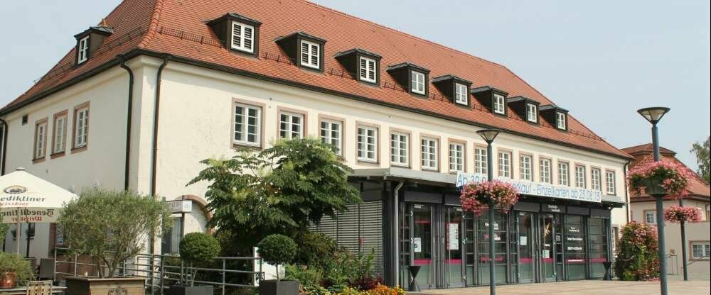 Die Stadthalle in Landstuhl ist ein ehemaliges Postgebäude. Im Dezember 1930 wurde das neu errichtete Postgebäude in Betrieb genommen. 56 Jahre später wird vom Stadtrad Landstuhl beschlossen das ehemalige Postgebäude in eine Stadthalle umzubauen. 