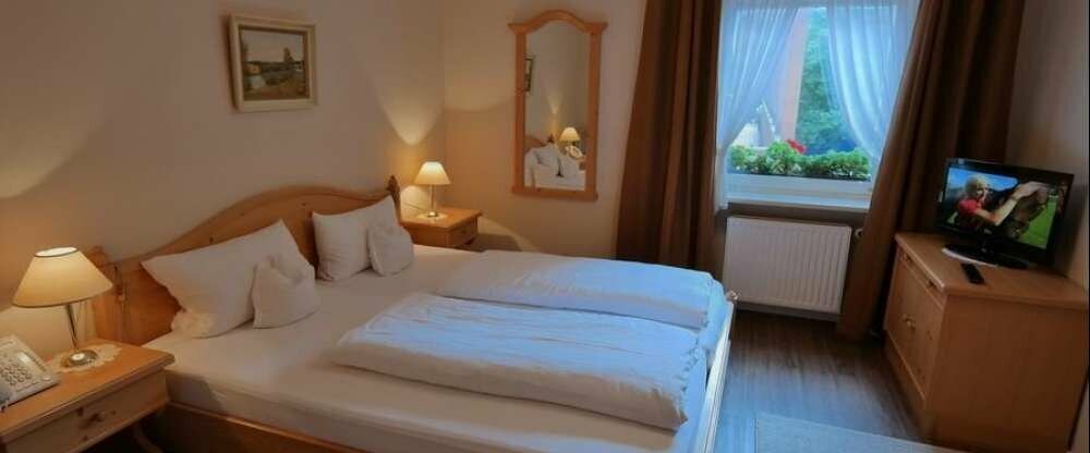 Unsere Standarddoppelzimmer sind mit etwas weniger Holz als die Landhauszimmer eingerichtet aber haben auch die bayerische Gemütlichkeit. Sie befinden sich im ersten und im zweiten Stock.