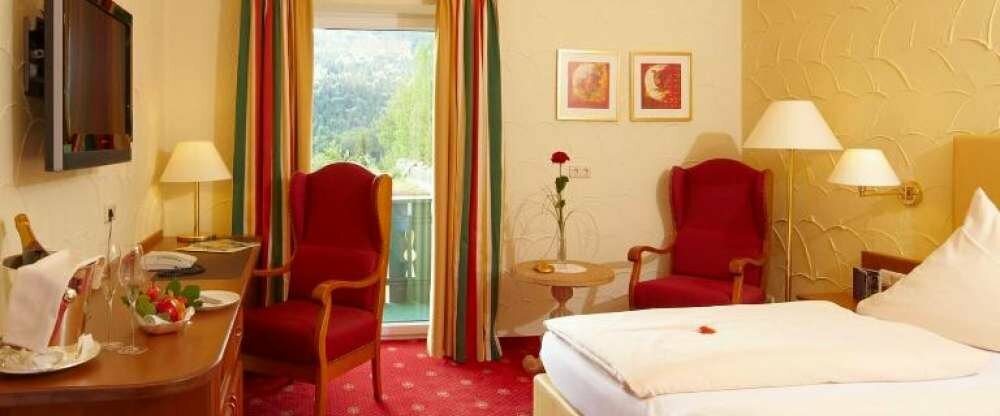 Das Standard Doppelzimmer verfügt über einen Balkon mit Blick zur Ost- oder Nordseite und ist ausgestattet mit SAT-TV, Internet, Telefon, Safe, Haarföhn, Kosmetikspiegel, Saunatücher, sowie Bademantel.