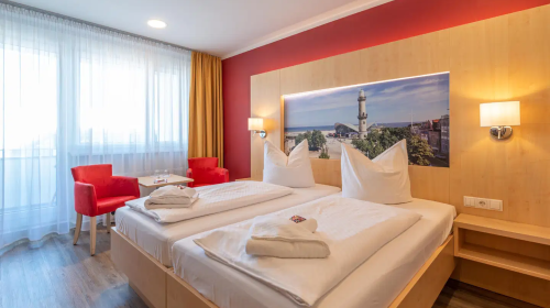 20m²• Stadtblick• Treppe• Essbereich• Zimmertresor• Schränke im Zimmer• Telefon• Separater Toilettenbereich• Schallisoliertes Zimmer• Heizung• Dusche• Föhn• Bettwäsche und Handtücher vorhanden• Toilettenartikel• TV• Rauchmelder• Körperseife• Safe ist groß