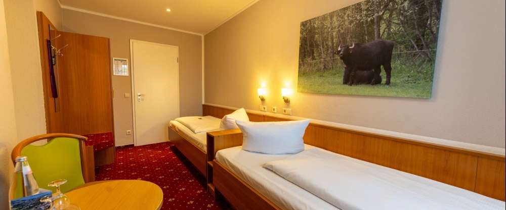 Unsere Standardzimmer bieten auf ca. 13m² bis 26m²eine gemütliche und ruhige Atmosphäre für bis zu zwei Personen. Die Zimmer sind wahlweise mit einem komfortablen Doppelbett (180 × 200 cm) oder getrennten Einzelbetten (Twin) ausgestattet und eignen sich i
