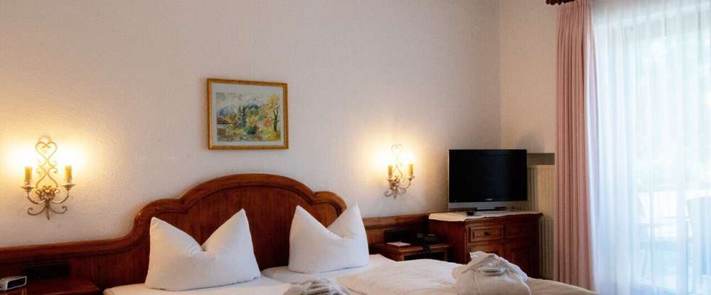 Wunderbare Aussicht zum Kramergebirge und zum Dorf (Nord-Ost-Lage). Die Zimmer sind liebevoll im modernen Landhaus-Stil eingerichtet. Die Matratzengröße beträgt in dieser Zimmerkategorie 90 x 200 cm für jede Bettseite (gesamte Liegefläche: 180 x 200 cm). 