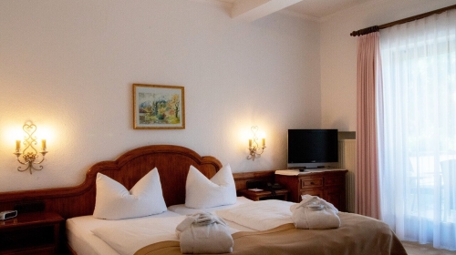 Wunderbare Aussicht zum Kramergebirge und zum Dorf (Nord-Ost-Lage). Die Zimmer sind liebevoll im modernen Landhaus-Stil eingerichtet. Die Matratzengröße beträgt in dieser Zimmerkategorie 90 x 200 cm für jede Bettseite (gesamte Liegefläche: 180 x 200 cm).