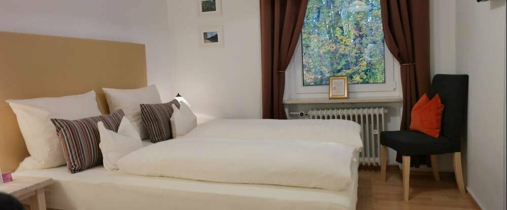 Unsere Standard Doppelzimmer sind nicht über groß aber über gemütlich! Manche im Landhausstil, machne etwas moderner, manche mit Balkon und manche mit Badewanne. Bitte informieren Sie sich telefonisch damit wir für Sie das passende Zimmer finden.