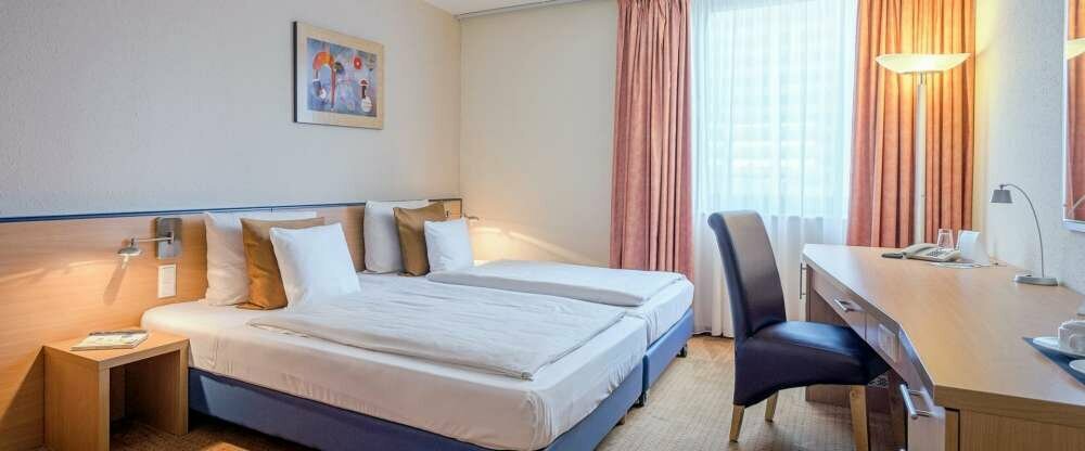 ca. 22 qm, mit großem 2,40 m Bett, Schreibtisch, Sat-TV mit Sky, Tee-/Kaffeebar, Minikühlschrank (Erfrischungsgetränke bei Ankunft), schallisolierten Fenstern, kostenfreiem WLAN und Bad/WC mit Föhn.