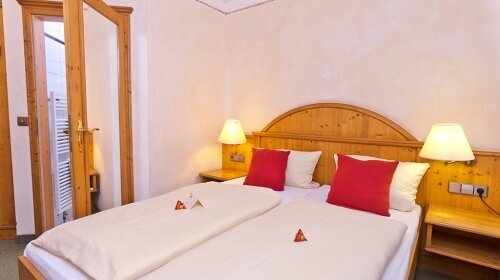 Regional, fränkisch und im schmucken Landhausstil ist der Einrichtungsstil der Zimmer. Liebevolle Details sowie eine hochwertige Einrichtung sorgen für den Wohlfühlcharakter während des Aufenthalts. Teilweise verfügen die Zimmer über Kingsize-Betten oder