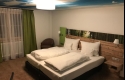 Das Doppelzimmer Beracker verfügt teilweise über einen Balkon mit Ausblick in die umliegende Natur und Landschaft.