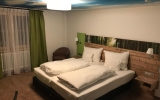 Das Doppelzimmer Beracker verfügt teilweise über einen Balkon mit Ausblick in die umliegende Natur und Landschaft.