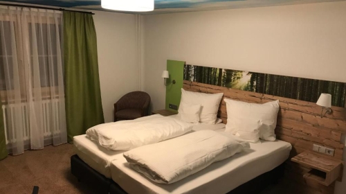 Das Doppelzimmer Beracker verfügt teilweise über einen Balkon mit Ausblick in die umliegende Natur und Landschaft.