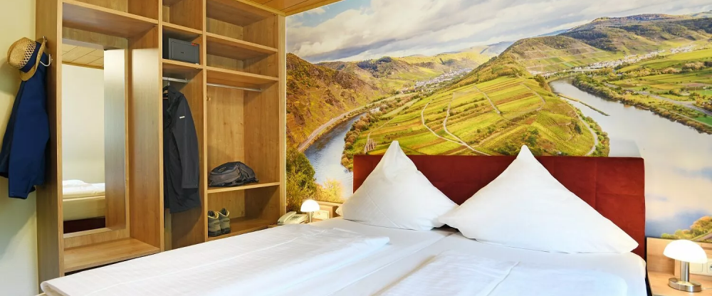 Geschmackvoll eingerichtete Zimmer im gemütlichen Ambiente, mit Dusche, WC, Telefon, TV, Radio, Minibar , Schliessfach und kostenfreiem W-LAN. Die Doppelzimmer Standard befinden sich überwiegend in einem der beiden Gästehäuser, ca. 150 Meter vom Haupthau