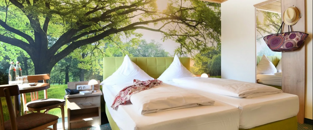 Geschmackvoll eingerichtete Zimmer im gemütlichen Ambiente, mit Dusche, WC, Telefon, TV, Radio, Minibar , Schliessfach und kostenfreiem W-LAN. Die Doppelzimmer Standard befinden sich überwiegend in einem der beiden Gästehäuser, ca. 150 Meter vom Haupthau