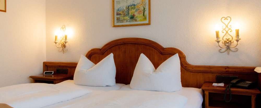 Komfort-Doppelzimmer Zugspitz­e – Kramerblick Wunderbare Aussicht zum Kramergebirge und zum Dorf (Nord-Ost-Lage). Die Zimmer sind liebevoll im modernen Landhaus-Stil eingerichtet und durch ihre Wohnecke besonders geräumig. Die Matratzengröße beträgt i