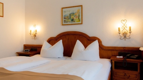 Komfort-Doppelzimmer

Zugspitz­e – Kramerblick
Wunderbare Aussicht zum Kramergebirge und zum Dorf (Nord-Ost-Lage). Die Zimmer sind liebevoll im modernen Landhaus-Stil eingerichtet und durch ihre Wohnecke besonders geräumig. Die Matratzengröße beträgt i