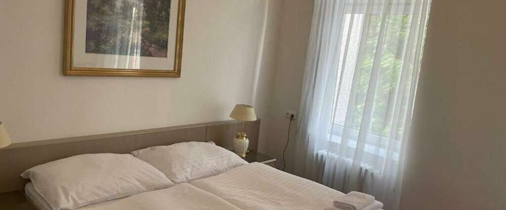 Das weiträumige Zweibettzimmer mit Aussicht auf den Hof bietet eigenes Badezimmer mit Dusche, Badewanne und Toilette, Sessel, Tresor, Telefon, Kühlschrank, Satellitenfernseher, Internet und Wi-Fi Anschluss. 