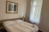 Das weiträumige Zweibettzimmer mit Aussicht auf den Hof bietet eigenes Badezimmer mit Dusche, Badewanne und Toilette, Sessel, Tresor, Telefon, Kühlschrank, Satellitenfernseher, Internet und Wi-Fi Anschluss. 