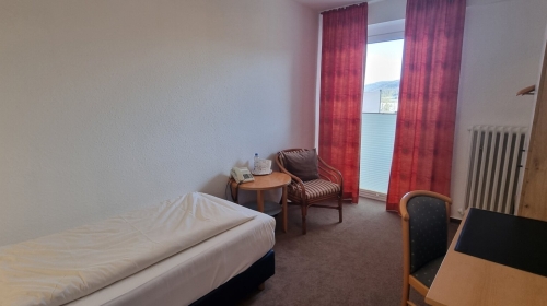 Gemütliche kleine Nichtraucher-Einzelzimmer (ECO) mit einer Größe von ca. 12 – 18 m² und einer Einzelbettgröße von 0,90 m x 2,00 m. Ein französischer Balkon bietet Ausblick. 