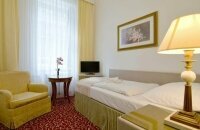 Das komfortabel ausgestattet Einbettzimmer bietet eigene Sozialeinrichtung mit Dusche und Toilette, Telefon, Kühlschrank, Tresor, Sessel, Satellitenfernseher, Internet und Wi-Fi Anschluss. 