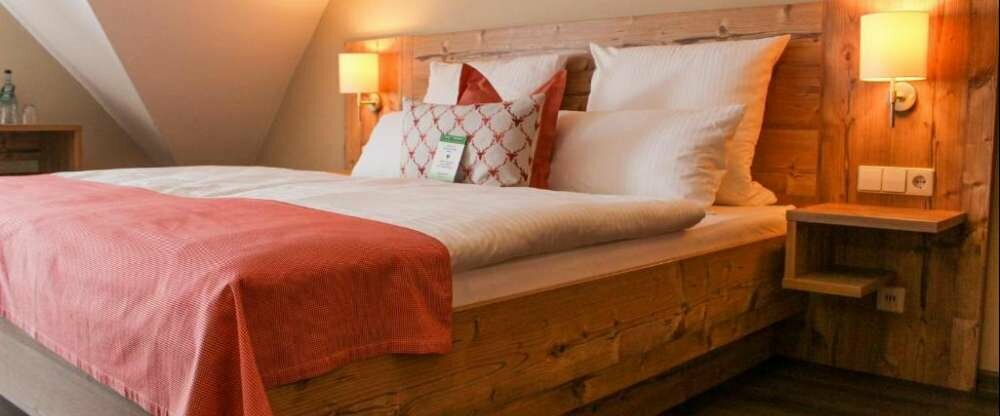 Dieses Familienzimmer mit Standardausstattung verfügt über einen Flachbild-Kabel-TV, sowie ein eigenes Bad. Es gibt zwei Betten / ein Doppelbett mit einer Schlafcouch.