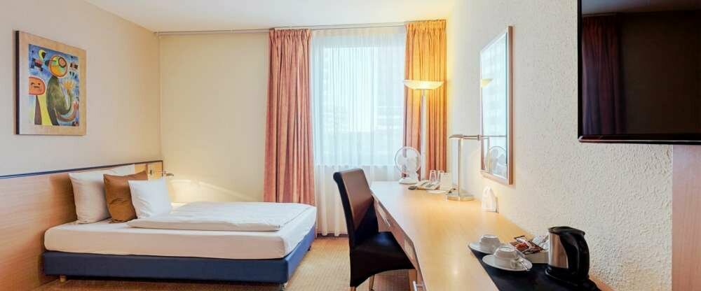 ca. 22 qm, mit 2 getrennten 1,20 m Betten, Schreibtisch, Sat-TV mit Sky, Minikühlschrank (Erfrischungsgetränke bei Ankunft), Tee-/Kaffeebar, schallisolierten Fenstern, kostenfreiem WLAN und Bad/WC mit Föhn.