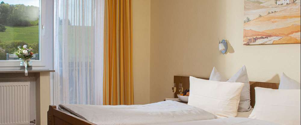 Die kleineren Standard-Zimmer sind preisgünstig und gemütliche Zimmer im Altbau mit Doppelbett und Schreibtisch, ausgestattet mit kleiner Dusche/WC und Waschbecken, Teppich und 20 Zoll Flachbild Sat-TV von TechniSat.